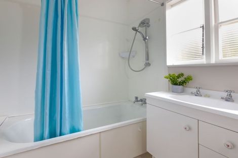 Photo of property in 5 Franklyn Road, Tawa, Wellington, 5028