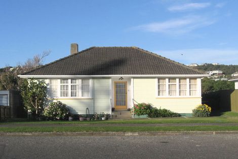 Photo of property in 37 Kapiti Crescent, Titahi Bay, Porirua, 5022