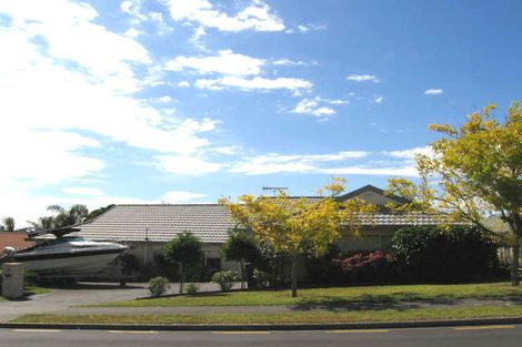 Photo of property in 15 Goldfinch Rise, Unsworth Heights, Auckland, 0632