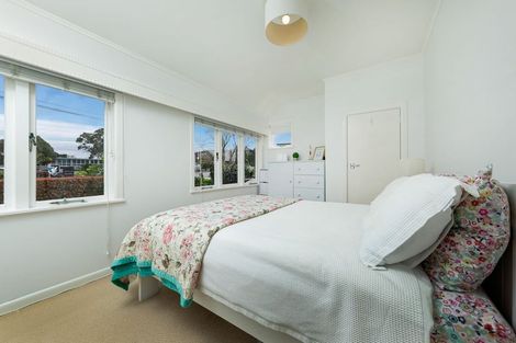 Photo of property in 47 Forrest Hill Road, Milford, Auckland, 0620