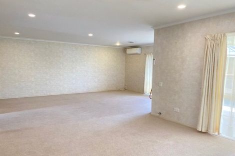 Photo of property in 14 Tolben Place, Golflands, Auckland, 2013