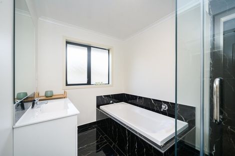 Photo of property in 19 Monaco Grove, Fitzherbert, Palmerston North, 4410