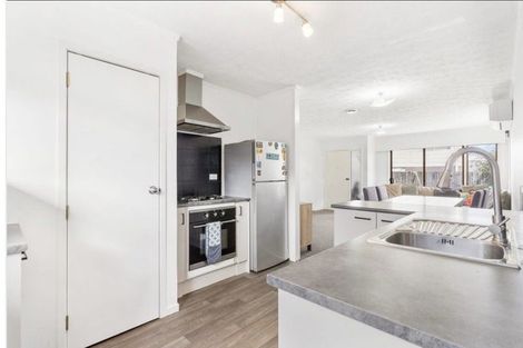 Photo of property in 2/7 Frank Evans Place, Henderson, Auckland, 0610