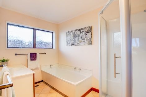 Photo of property in 21 Madill Road, St Andrews, Hamilton, 3200