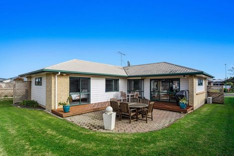 Photo of property in 16 Edgewater Grove, Whakatane, 3120