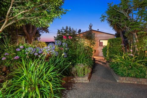 Photo of property in 723 Waitakere Road, Kumeu, 0891