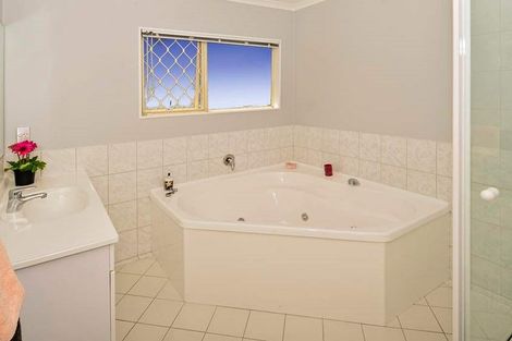 Photo of property in 16 Caversham Drive, Torbay, Auckland, 0630