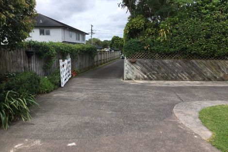 Photo of property in 1/7 Vardon Road, Green Bay, Auckland, 0604