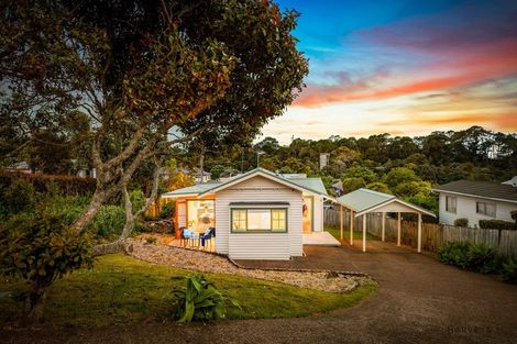 Photo of property in 16 Harrybrook Road, Green Bay, Auckland, 0604