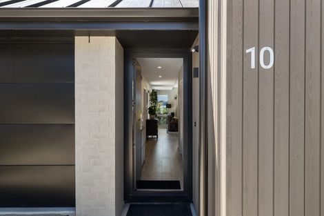 Photo of property in 10 Chapman Way, Jacks Point, 9371