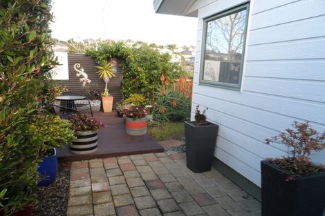 Photo of property in 2/14 Knott Road, Stanmore Bay, Whangaparaoa, 0932