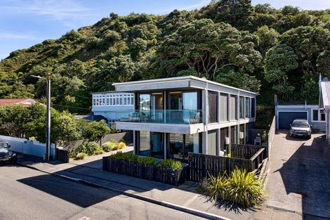 Photo of property in 196 The Esplanade, Island Bay, Wellington, 6023