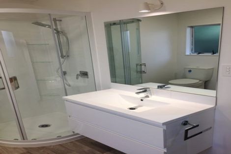 Photo of property in 2/5 Woodall Place, Totara Vale, Auckland, 0627