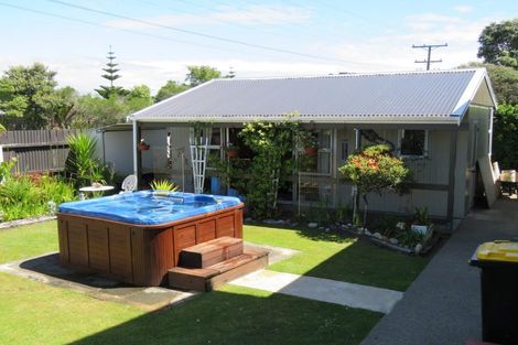 Photo of property in 17 Ngahue Crescent, Carters Beach, Westport, 7825