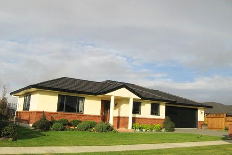 Photo of property in 16 Sycamore Crescent, Fitzherbert, Palmerston North, 4410