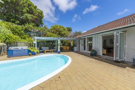 Photo of property in 16 Weggery Drive, Waikanae Beach, Waikanae, 5036