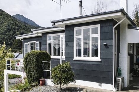 Photo of property in 22 Buller Street, Picton, 7220