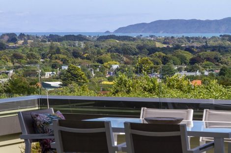 Photo of property in 39b Kakariki Grove, Waikanae, 5036