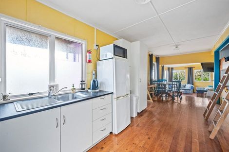 Photo of property in 63 Sea View Road, Baylys Beach, 0377
