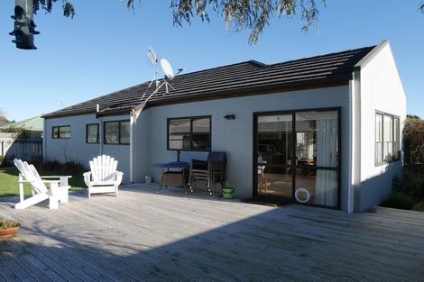 Photo of property in 71 Guildford Drive, Paraparaumu, 5032