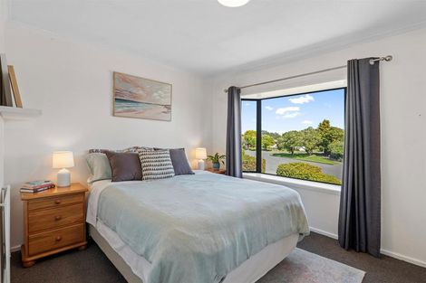 Photo of property in 15 Sonning Place, Redwood, Christchurch, 8051