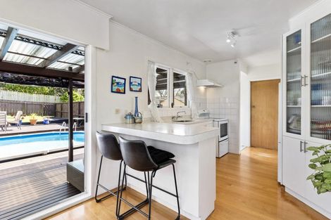 Photo of property in 16 La Trobe Street, Pakuranga Heights, Auckland, 2010