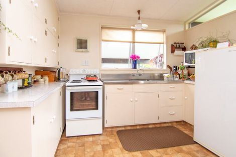 Photo of property in 27 Raglan Avenue, Cloverlea, Palmerston North, 4412