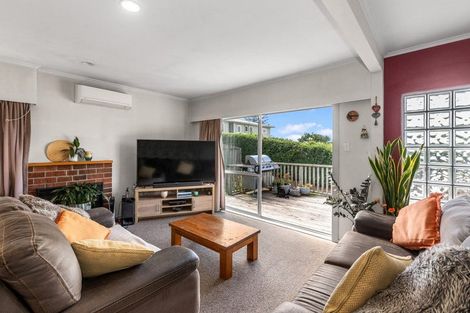 Photo of property in 1/5 Camelot Place, Glenfield, Auckland, 0629