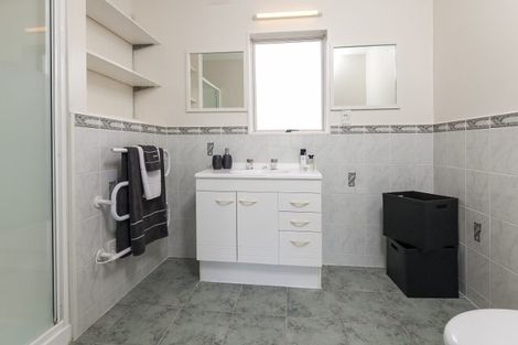 Photo of property in 14 Ribbonwood Crescent, Goodwood Heights, Auckland, 2105