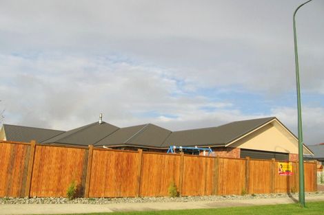 Photo of property in 14 Sycamore Crescent, Fitzherbert, Palmerston North, 4410