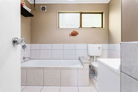 Photo of property in 2 Cezanne Place, New Lynn, Auckland, 0600