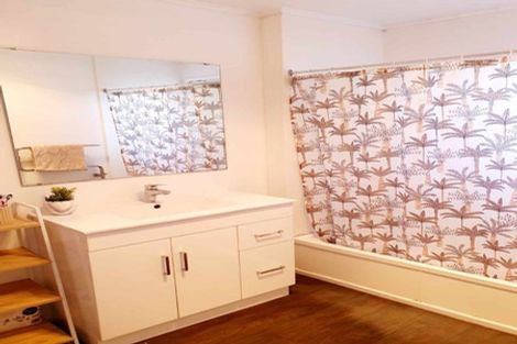 Photo of property in 8 Aplin Place, Birkdale, Auckland, 0626