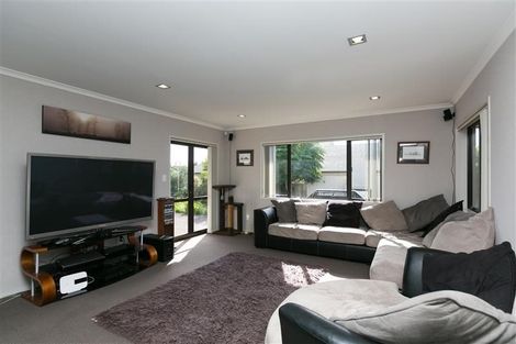 Photo of property in 21 Montrose Place, Highlands Park, New Plymouth, 4312