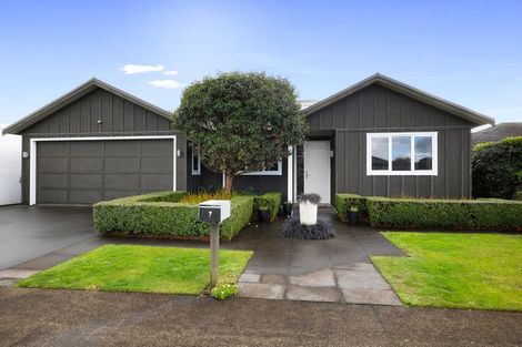 Photo of property in 7 Gleneagles Way, Waiwhakaiho, New Plymouth, 4312