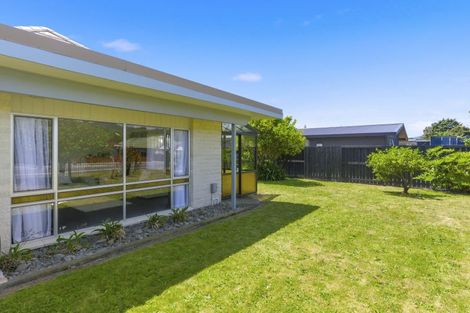Photo of property in 2 Cypress Grove, Paraparaumu, 5032