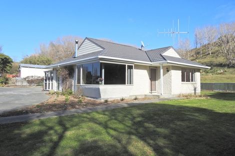 Photo of property in 1 Ongo Road, Hunterville, 4730