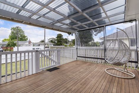 Photo of property in 33 Cobham Crescent, Kelston, Auckland, 0602