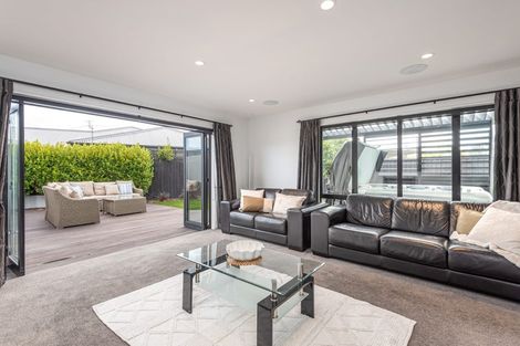 Photo of property in 14 Willowview Drive, Redwood, Christchurch, 8051