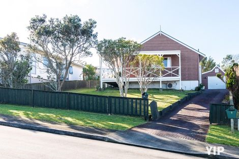 Photo of property in 7 Cheltenham Terrace, Newlands, Wellington, 6037