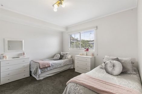 Photo of property in 2/6 Strabo Place, Windsor Park, Auckland, 0632