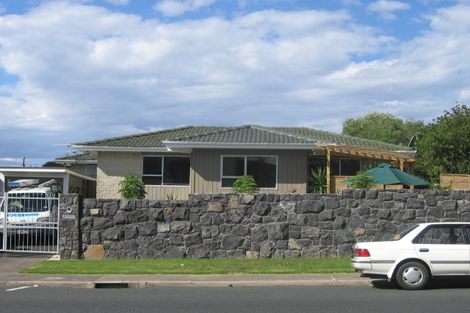 Photo of property in 2/38 Akoranga Drive, Northcote, Auckland, 0627