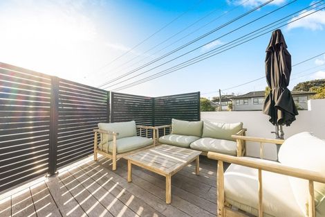 Photo of property in 1/150 East Coast Road, Forrest Hill, Auckland, 0620