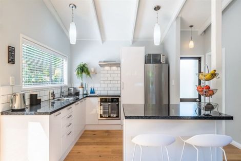 Photo of property in 1/5 Phillipa Place, Browns Bay, Auckland, 0630