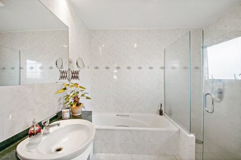 Photo of property in 4 Takutai Avenue, Bucklands Beach, Auckland, 2012