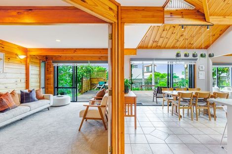 Photo of property in 2/397 East Coast Road, Mairangi Bay, Auckland, 0630