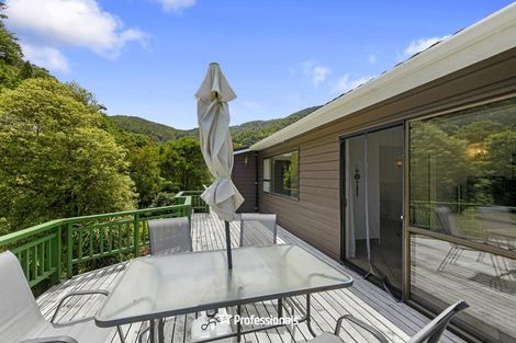 Photo of property in 2 Lady Bell Grove, Lowry Bay, Lower Hutt, 5013