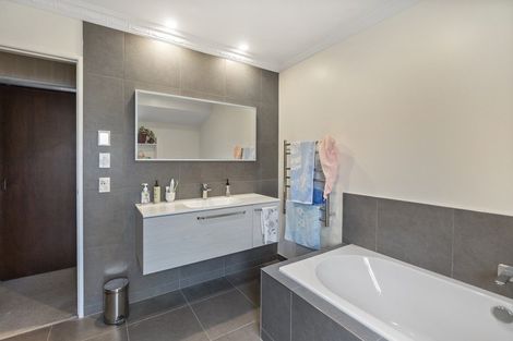 Photo of property in 24 Dalgliesh Avenue, Forest Lake, Hamilton, 3200