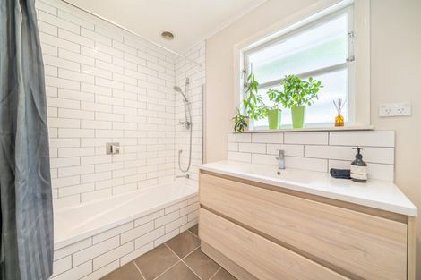 Photo of property in 49 Blue Mountains Road, Pinehaven, Upper Hutt, 5019