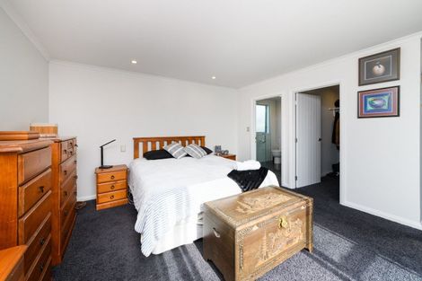 Photo of property in 4 Saint Heliers Grove, Fitzherbert, Palmerston North, 4410