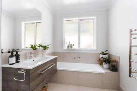 Photo of property in 77 Bert Wall Drive, Omokoroa, 3114